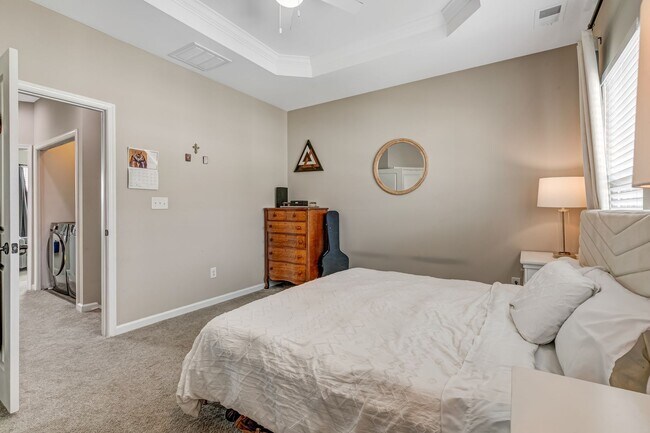 Foto del edificio - Call Sabrina Thomas at 757-767-0767 for more information