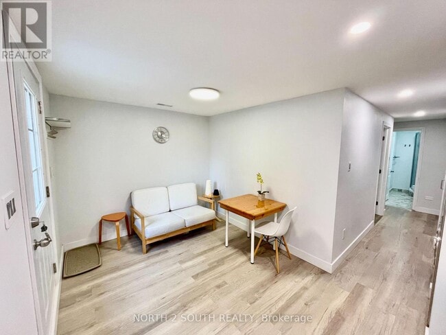 Building Photo - 9 Barwell Crescent