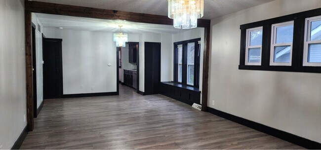 Foto del edificio - 144 S Main St