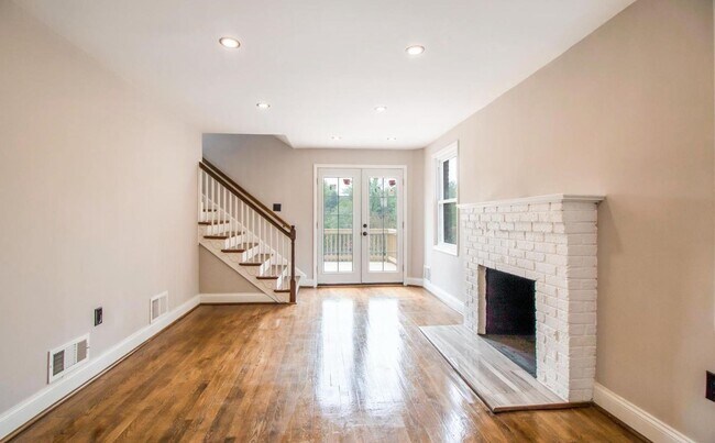 Building Photo - Spacious, Sunlit, 3 BR, 3BA Detached Home ...