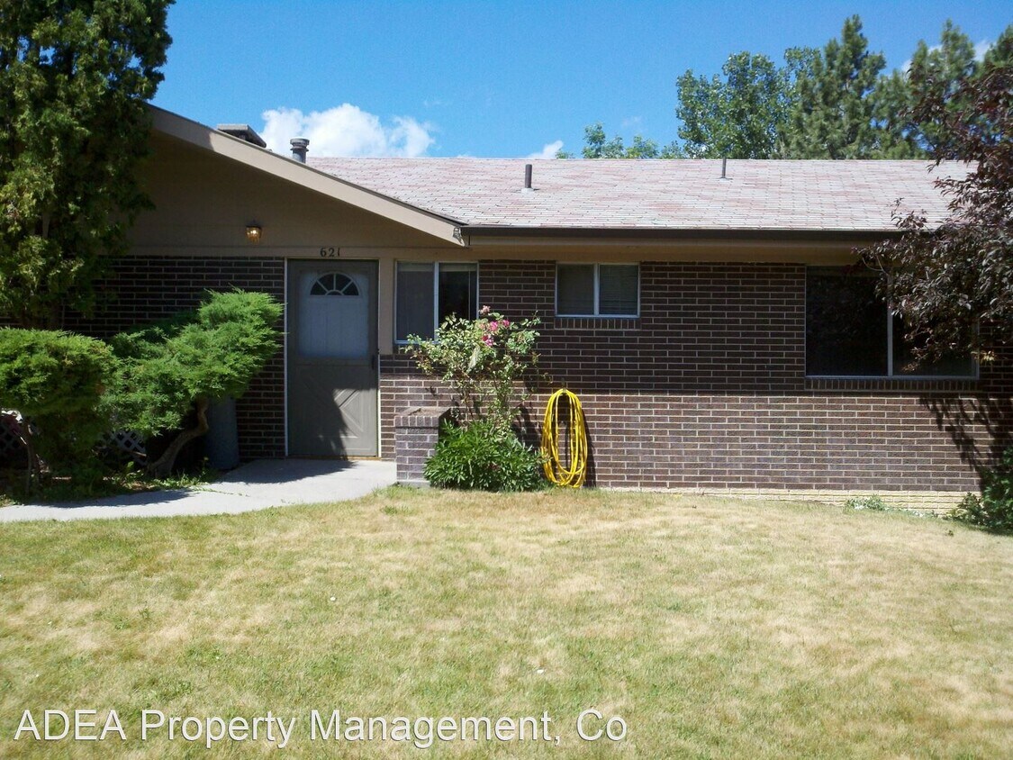 Foto principal - 621-623 Whitaker Dr
