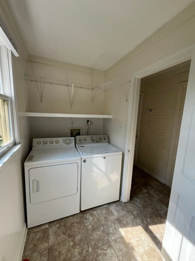 Foto del edificio - 3639 White Sulphur Rd