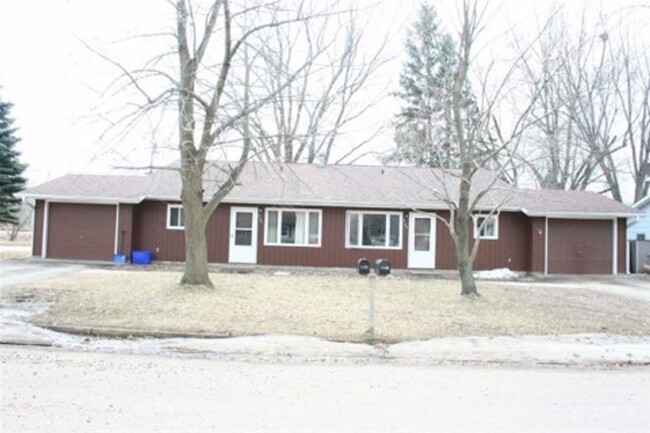 Building Photo - 2 Bedroom, 1.5 Bathroom Duplex