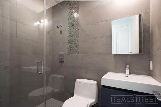 Foto del edificio - Super Bright 2 BED w LAUNDRY IN-Unit!