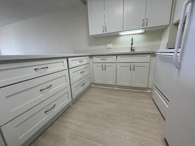 Building Photo - KUKUI PLAZA 1/1/1 Ewa Twr, sec, A/C, pool,...