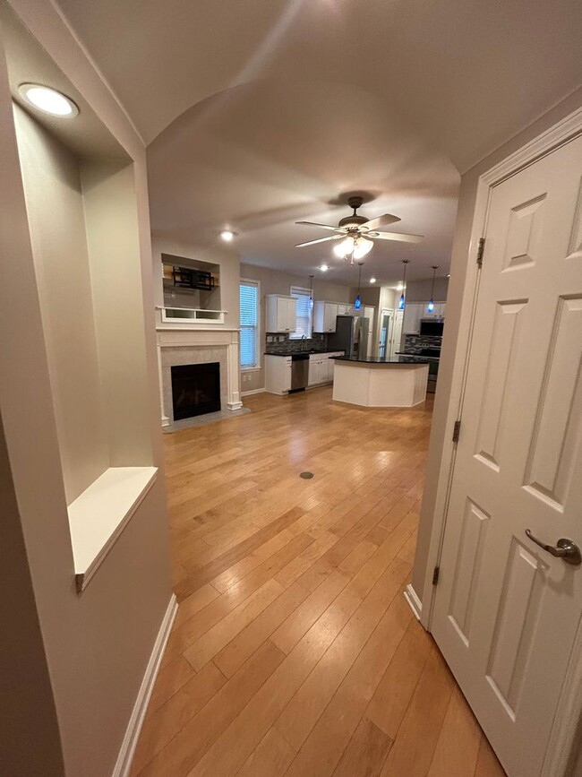 Foto del edificio - Large 3 bd 2.5 bath with all new paint! Fe...