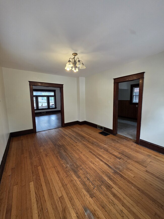 Building Photo - 1418 W 8th St