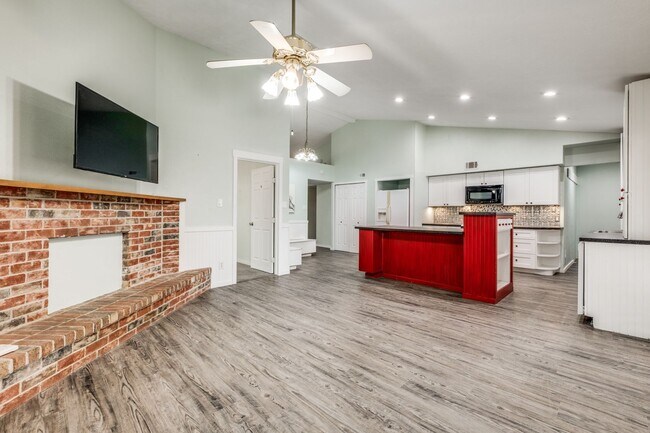 Foto del edificio - Large 4 bedroom, 3 full bath house in Town...