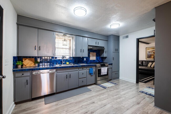 Foto del edificio - 7110 Brentwood Rd