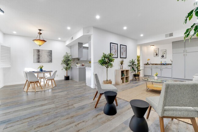 Foto del edificio - 13331 Moorpark St