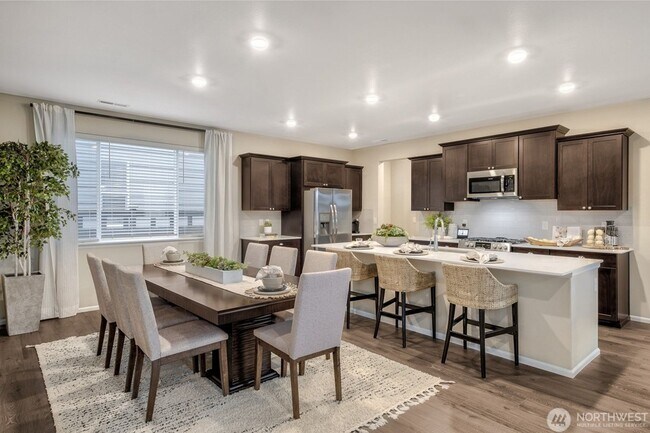 Foto del edificio - Beautiful 5-bedroom, 3-bath home offering 2,648 sq ft of comfortable living space on an east-faci...