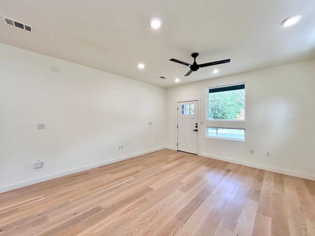 Building Photo - 1403 Cometa St