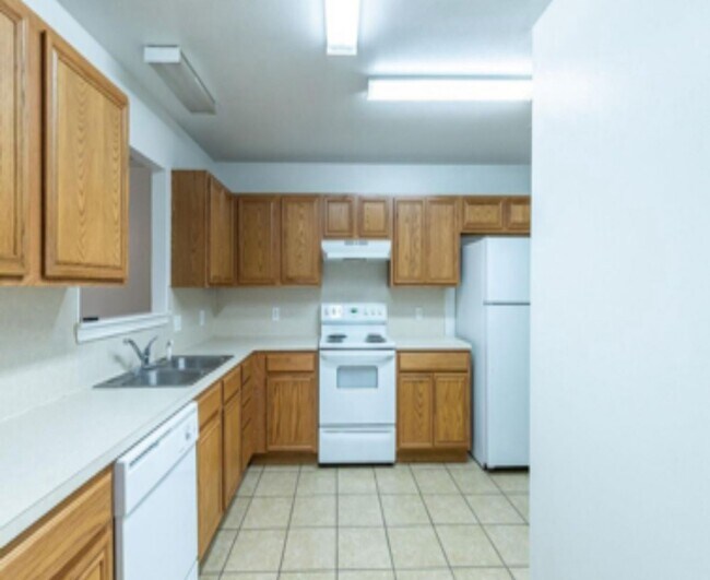 Building Photo - Private 3 Bedroom 3 Bath