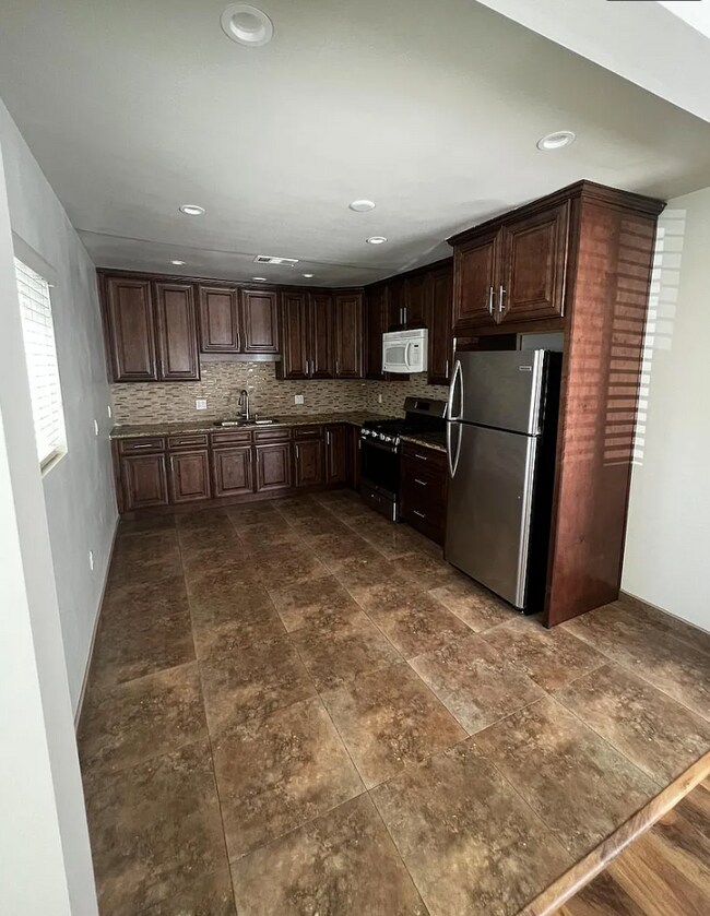 Kitchen - 1243 N Kenmore Ave