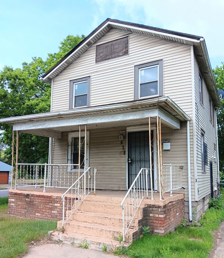 Foto del edificio - Spacious 3 Bedroom Split Level Home