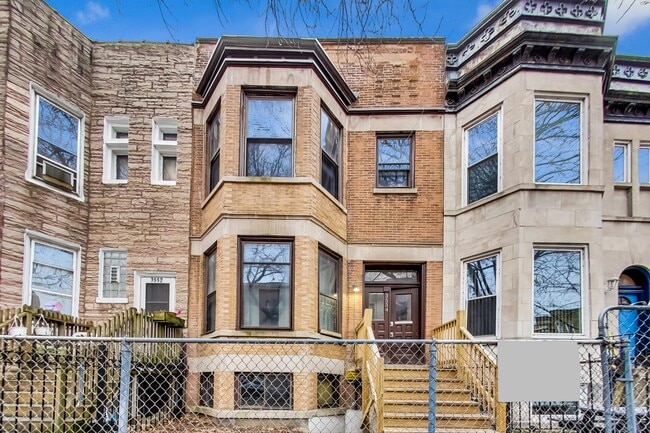 Building Photo - 3554 N Wilton Ave
