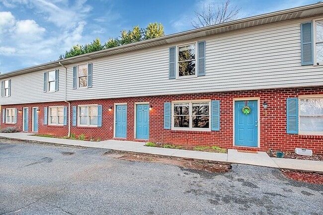 Building Photo - Updated 2BD/1.5BA Hickory Townhome
