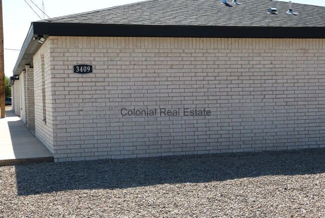 Building Photo - Modern 2 Bedroom 2 bathroom Apartment For Rent