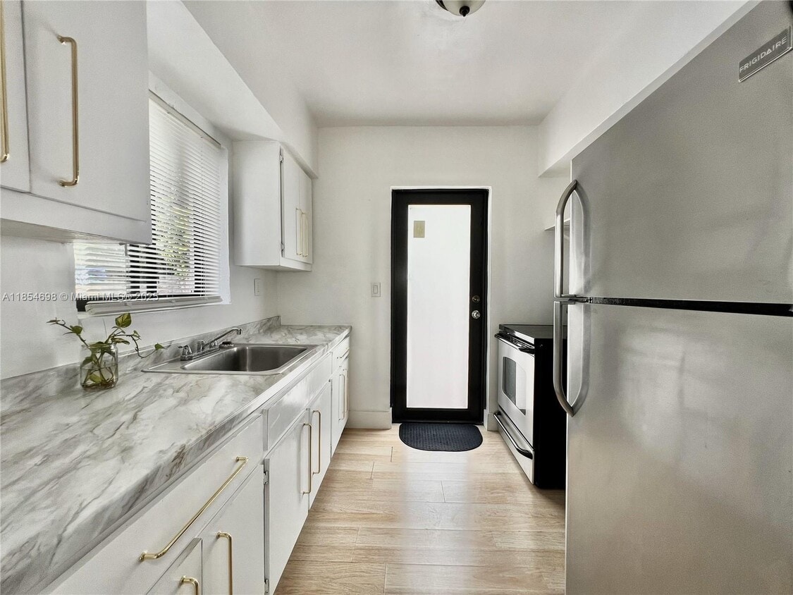 Foto principal - 877 80th St