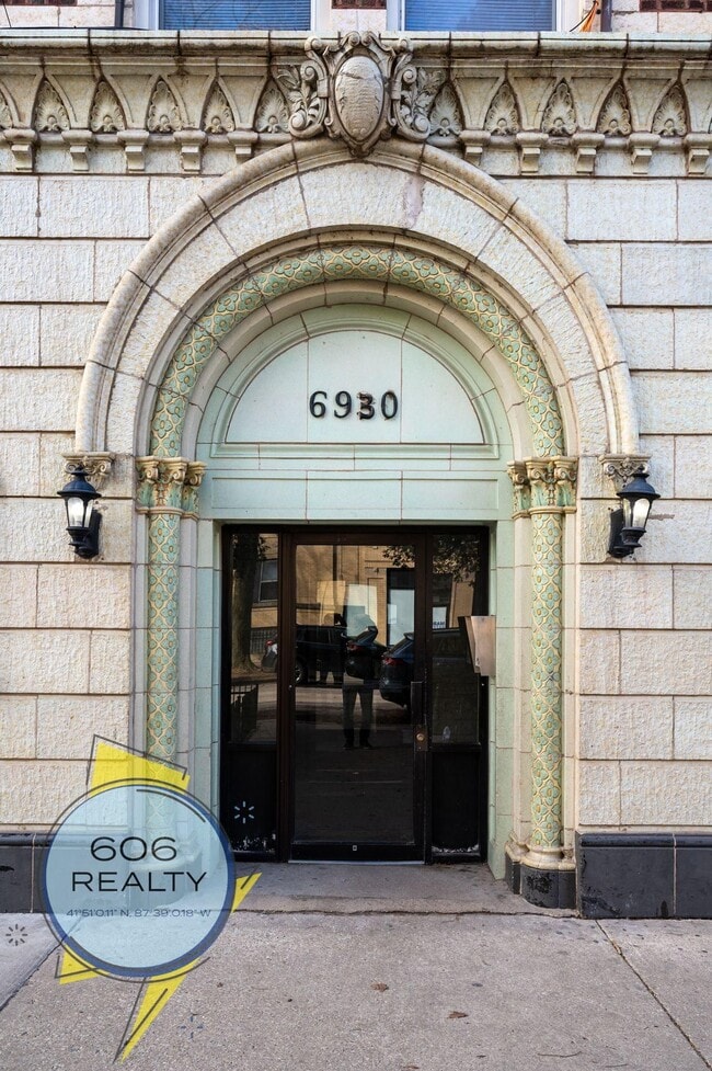 Building Photo - 6930 N Greenview Ave