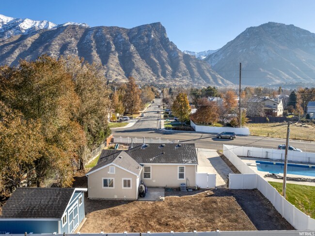 Building Photo - 2823 N Canyon Rd