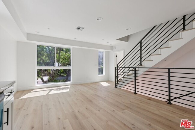 Building Photo - 2111 Holly Dr