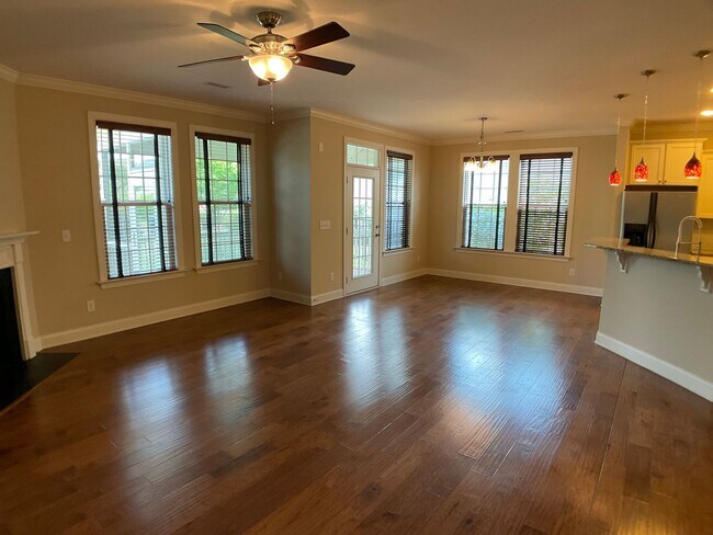 Building Photo - Absolutely Gorgeous and Spacious in Renais...