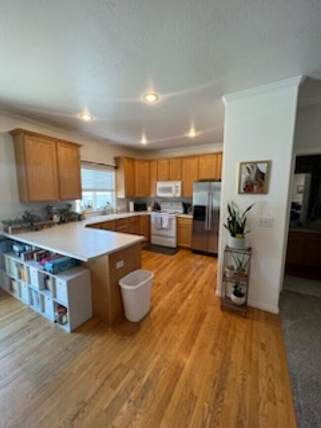 Building Photo - East Abby 5 Bedroom Townhome - Orem