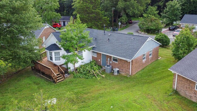 Building Photo - Three Bedroom Home!
