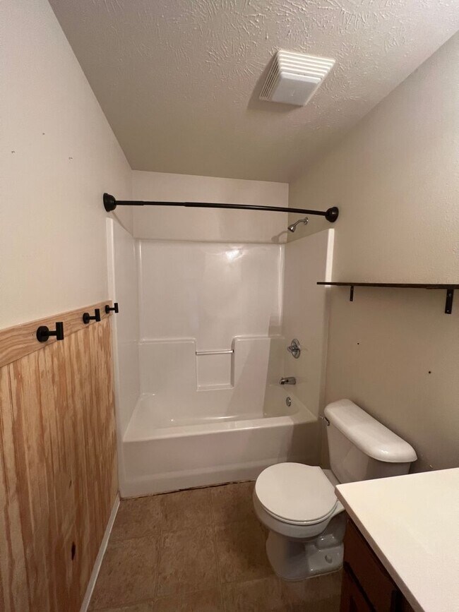 Building Photo - 5Br Basement Home