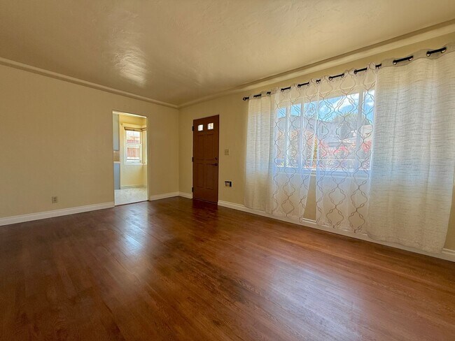 Building Photo - Cozy Two Bedroom Duplex w/ Hardwood Floors! Lovely Kitchen! Lots of Natural Light!