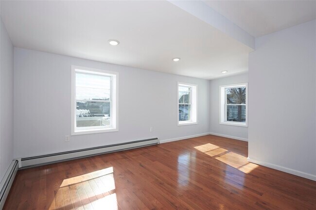 Building Photo - 125 Willard St