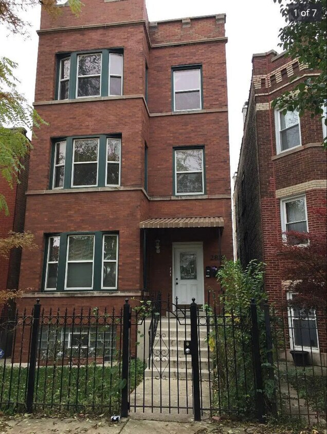 Primary Photo - 2818 N Mozart St
