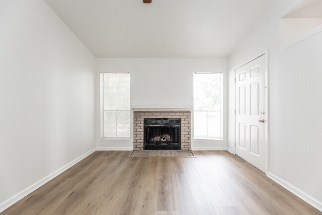 Foto del edificio - 3900 Woodchase Dr