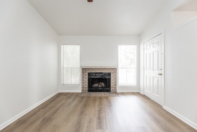Building Photo - 3900 Woodchase Dr