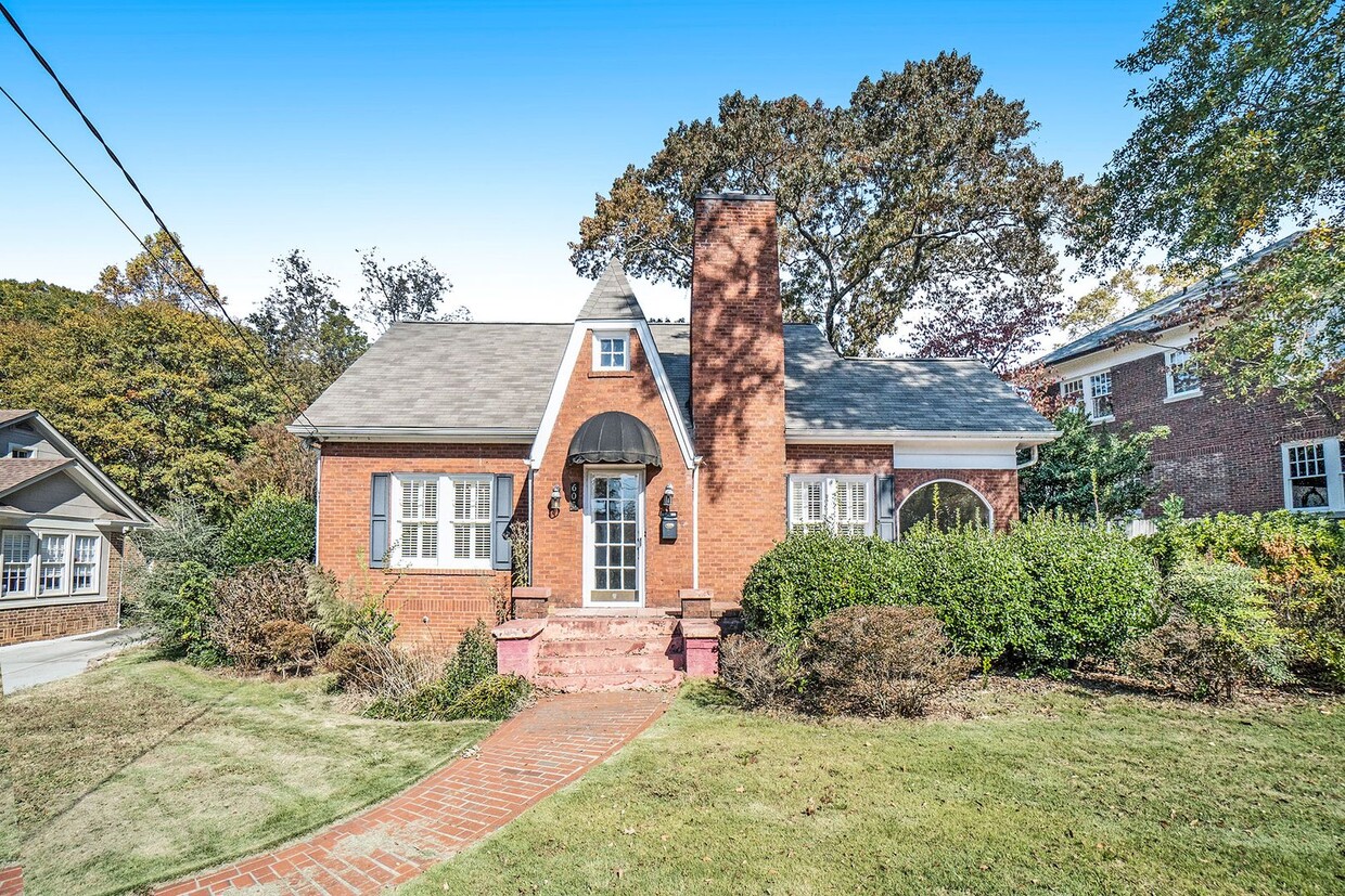 Foto principal - 5 bdrm, 3 bath in City of Decatur Schools.