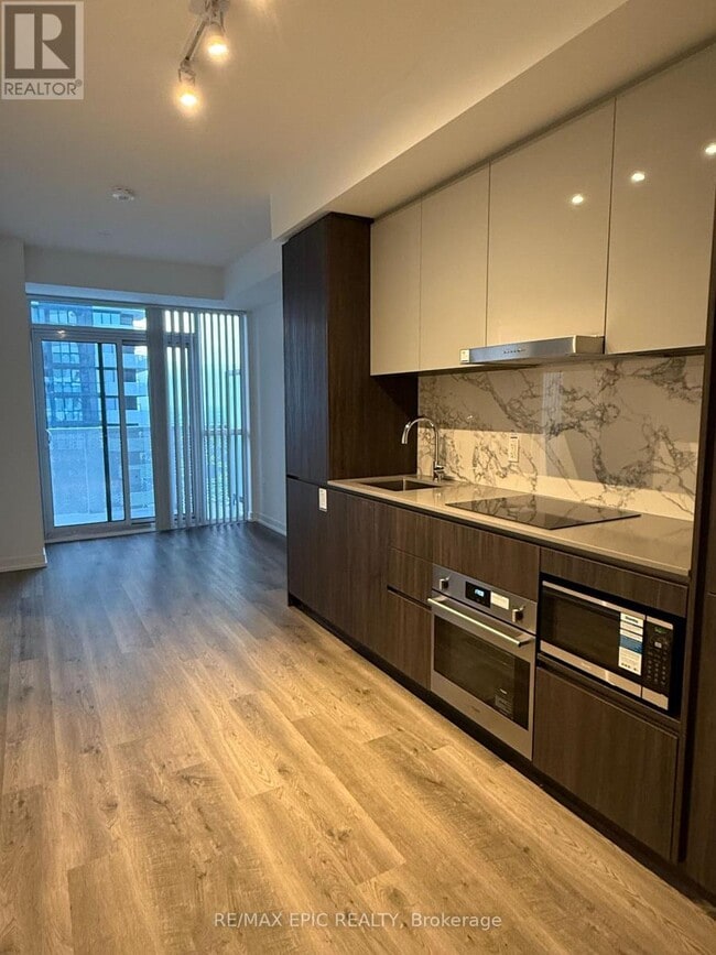 Photo du bâtiment - 8 Interchange Wy