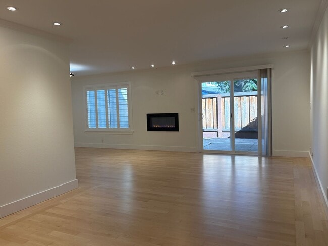 Building Photo - Newly Remodeled Townhouse Available Now!