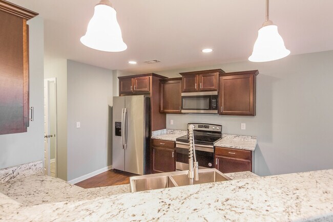 Building Photo - Available Now! Grand Home in Great Neighbo...