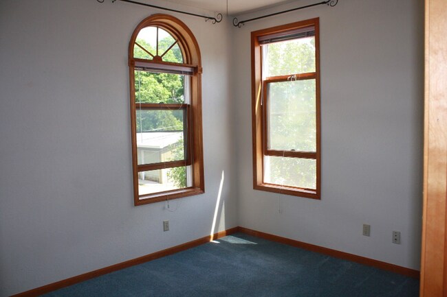 Building Photo - 118 E Ash St