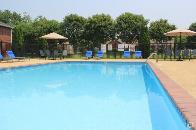 Sparkling Pool - Clovernook Apartments