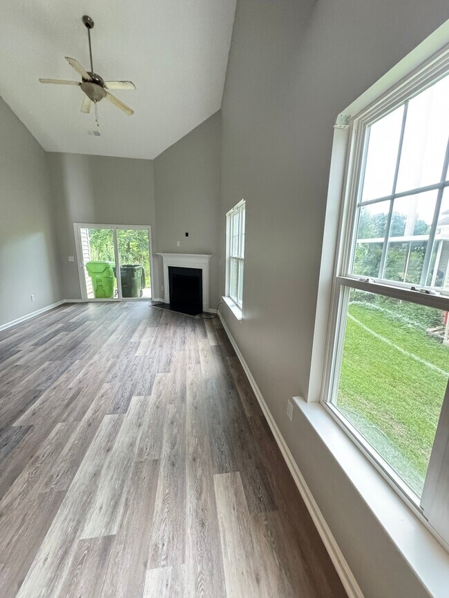 Living Room/Dining - 637 Clover View Rd