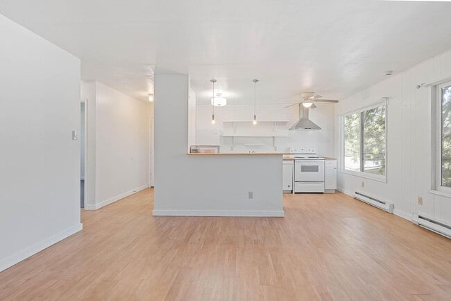Building Photo - $500 off! Updated, upstairs 2-bdrm/1-bath triplex apt—On-site w/d, off-street parking, near downt...