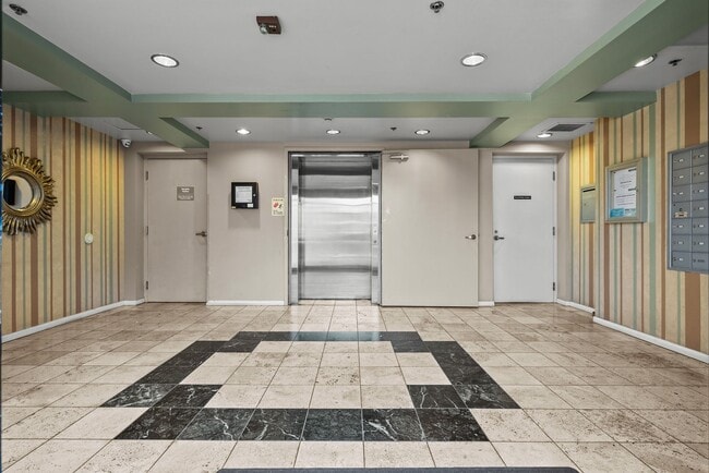 Building Photo - Amazing 2 Bed Condo in Noho!