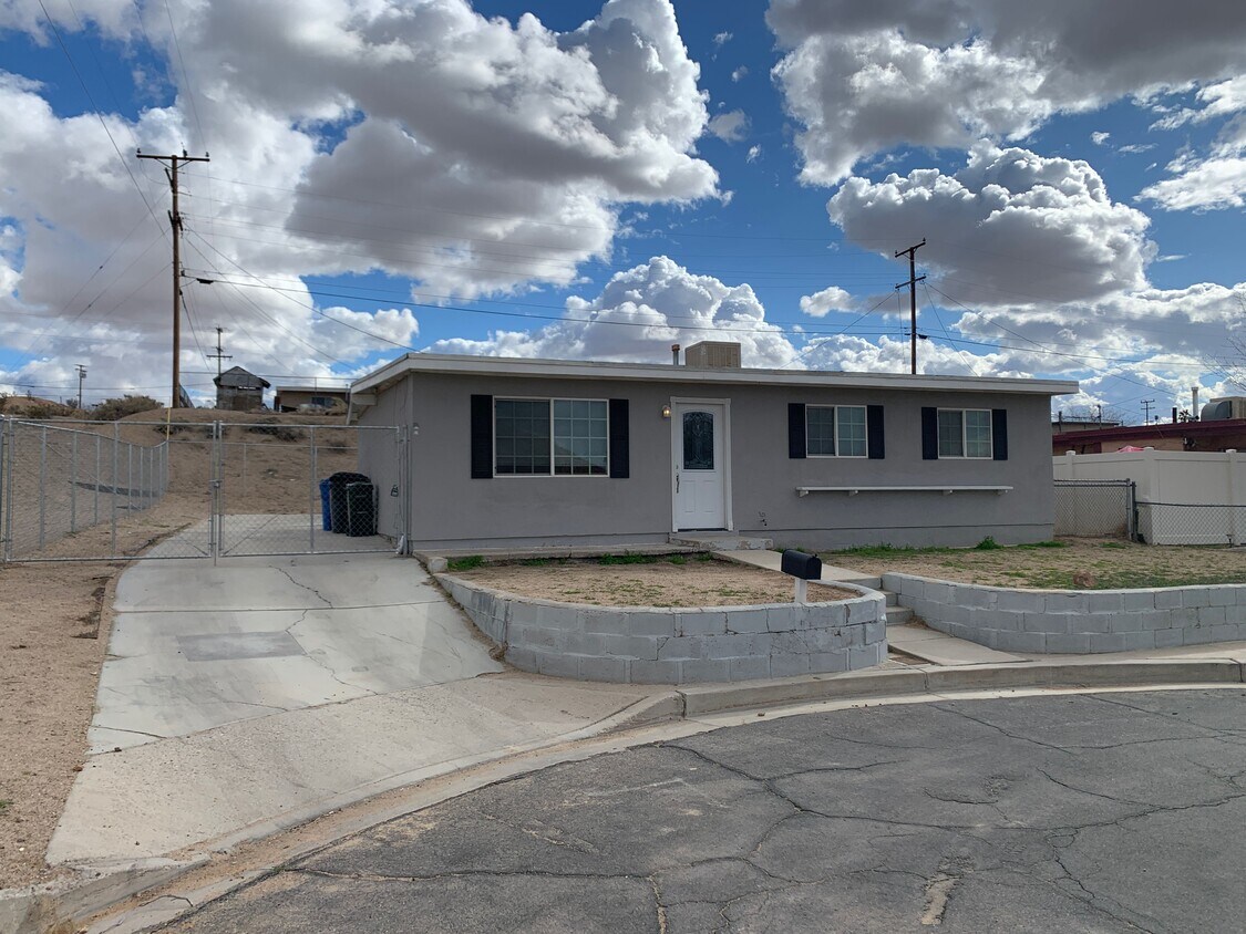 Primary Photo - 1160 Mojave Dr