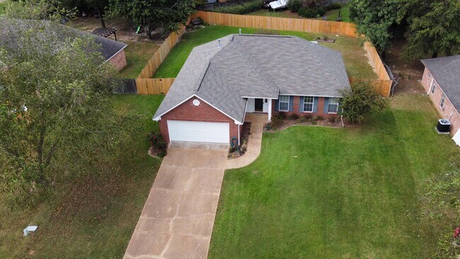 Building Photo - 526 Laurelwood Dr
