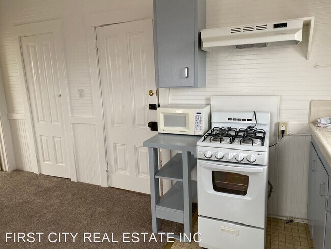 Building Photo - 1 br, 1 bath House - 628 Pine Avenue  #4