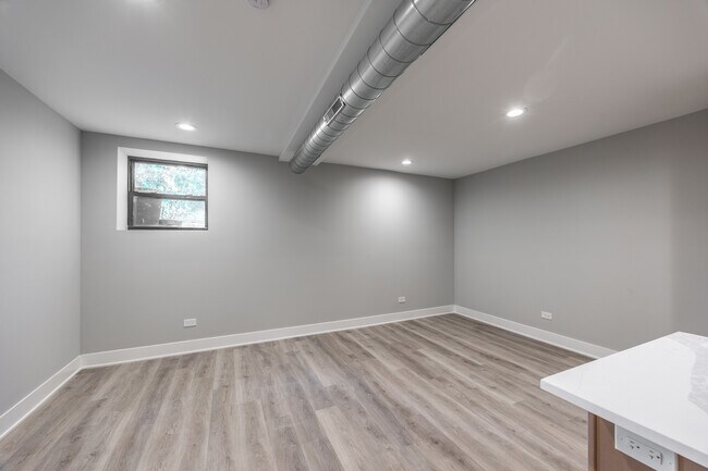 Foto del edificio - 2403 N Kedzie Blvd