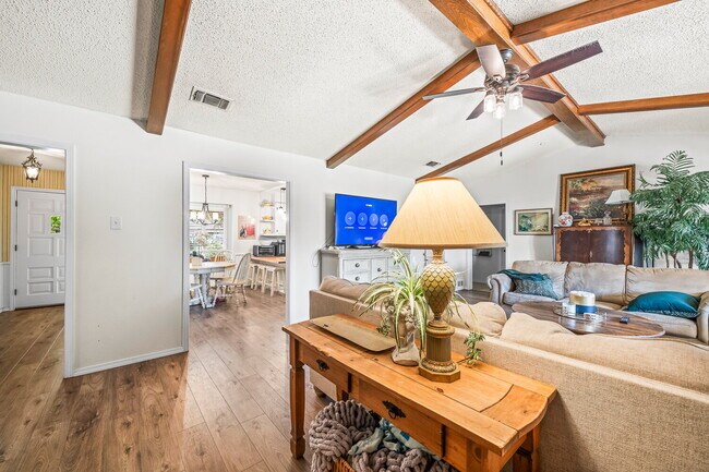 Foto del edificio - Spacious Home in Southwest Lubbock w/ Office