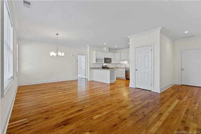 Foto del edificio - 73 W Main St